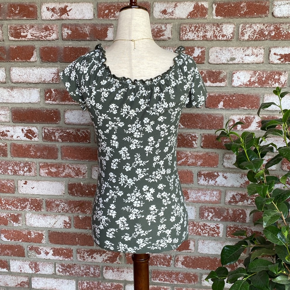 Floral🌷Green🌿Spring Top - Picture 8 of 13